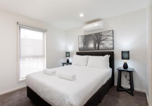 Captains Cove Resort - Absolute Waterfront Apartments