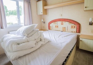 Caravan with decking and free WiFi at Seawick Holiday Park ref 27359S