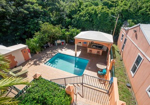Caribbean View, Double Queen Beds, plenty of Island Charm and breakfast