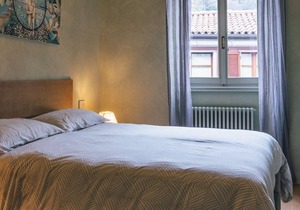 Carola B tastefully furnished apartment lakefront