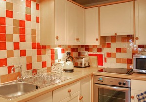 CARTMEL COTTAGE, pet friendly, character holiday cottage in Middleham
