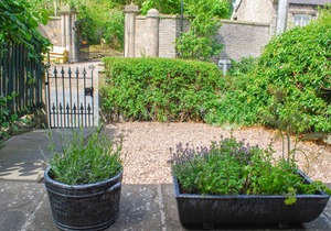 CARTMEL COTTAGE, pet friendly, character holiday cottage in Middleham