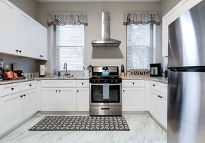 Carytown Charm: 1BR with King Bed/fully fenced