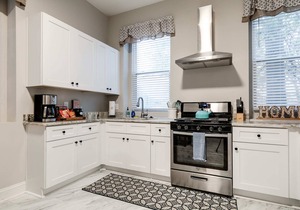 Carytown Charm: 1BR with King Bed/fully fenced