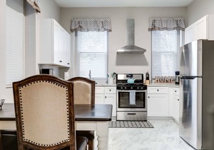 Carytown Charm: 1BR with King Bed/fully fenced