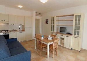 Casa Aliade A: A welcoming apartment that is part of a villa surrounded by the greenery.