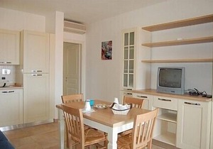 Casa Aliade A: A welcoming apartment that is part of a villa surrounded by the greenery.