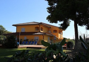 Casa Aliade D, fully refundable with voucher*: A welcoming apartment that is part of a villa surrounded by the greenery.