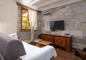 Casa Bombić, surrounded by vineyards, olive groves and orchards