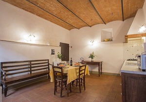 Casa Bonannia G: A bright one-story apartment in the characteristic style of the Tuscan countryside.