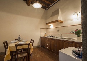 Casa Bonannia O: A romantic and welcoming two-story apartment in the characteristic style of the Tuscan countryside.