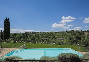 Casa Bonannia P: A bright two-story apartment in the characteristic style of the Tuscan countryside.
