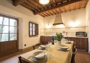 Casa Bonannia R: A bright three-story apartment in the characteristic style of the Tuscan countryside.