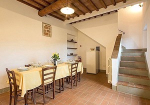 Casa Bonannia R: A bright three-story apartment in the characteristic style of the Tuscan countryside.