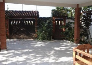 CASA COM PISCINA, CAMPO DE FUTEBOL SOCIET e PRÓXIMO A PRAIA