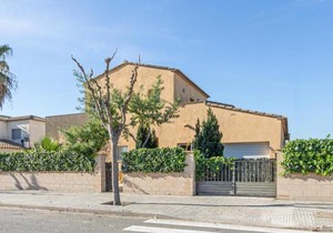 Casa con Jardín Privado, 3 Habitaciones, Terraza y Garaje en Sant Pere Pescador - ES-89-100