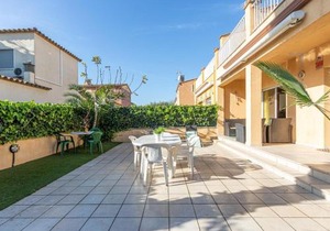 Casa con Jardín Privado, 3 Habitaciones, Terraza y Garaje en Sant Pere Pescador - ES-89-100