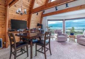 Casa Del Mar, Dog Friendly, Oceanfront, awesome patio space with firepit!