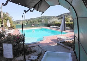 Casa delle Mammole B: A characteristic and welcoming apartment that is part of an ancient country house surrounded by the greenery, with Free WI-FI.
