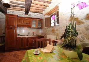 Casa delle Mammole D: A characteristic and welcoming apartment that is part of an ancient country house surrounded by the greenery, with Free WI-FI.