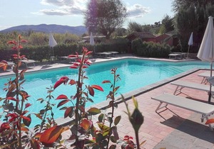 Casa delle Mammole D: A characteristic and welcoming apartment that is part of an ancient country house surrounded by the greenery, with Free WI-FI.