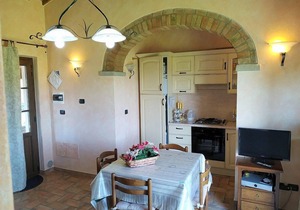 Casa delle Mammole E: A characteristic and welcoming apartment that is part of an ancient country house surrounded by the greenery, with Free WI-FI.