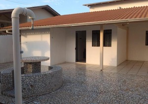 Casa e Apartamentos a 100 metros da praia de Morrinhos em Bombinhas