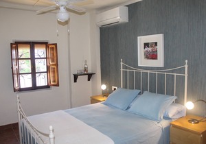 Casa La Nuez B & B, spacious bathrooms, free WiFi, terrace, swimming pool, garden