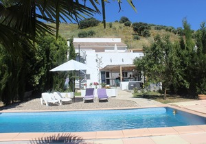 Casa La Nuez B & B, spacious bathrooms, free WiFi, terrace, swimming pool, garden