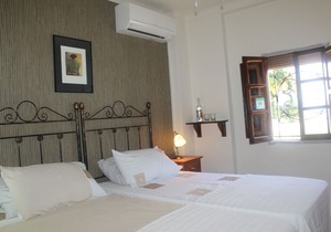 Casa La Nuez B & B, spacious bathrooms, free WiFi, terrace, swimming pool, garden