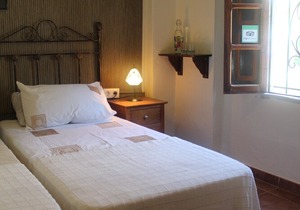 Casa La Nuez B & B, spacious bathrooms, free WiFi, terrace, swimming pool, garden
