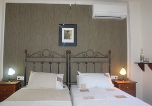 Casa La Nuez B & B, spacious bathrooms, free WiFi, terrace, swimming pool, garden