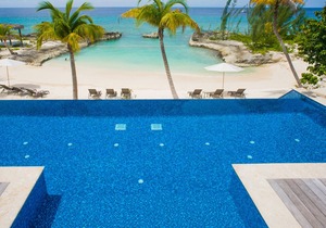 Casa Luna 17: Luxe Oasis South of 7Mile Beach w/ Secret Beach Cove, Pool + Heated Spa