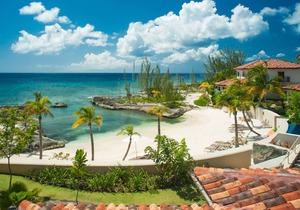 Casa Luna 17: Luxe Oasis South of 7Mile Beach w/ Secret Beach Cove, Pool + Heated Spa