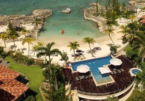 Casa Luna 17: Luxe Oasis South of 7Mile Beach w/ Secret Beach Cove, Pool + Heated Spa