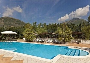 Casa Nocciola A, fully refundable with voucher*: A graceful two-story apartment surrounded by the greenery.