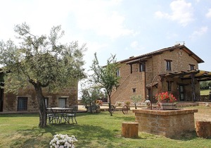 Casa Norberto A, fully refundable with voucher*: A graceful apartment surrounded by meadows and by green hills.