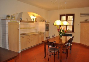 Casa Raissa D: A characteristic and welcoming apartment that is part of a villa immersed in a splendid landscape, in a lovely little hamlet, with Free WI-FI.