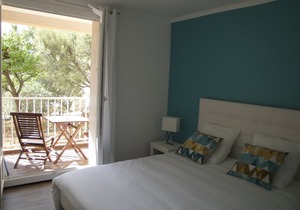 Cassis center apartment with parking, 2 bedrooms, air conditioning, wifi