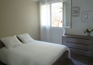 Cassis center apartment with parking, 2 bedrooms, air conditioning, wifi