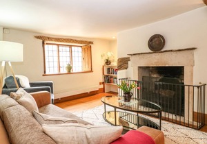 CASTLE COMBE COTTAGE, pet friendly, character holiday cottage in Bath