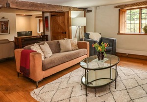 CASTLE COMBE COTTAGE, pet friendly, character holiday cottage in Bath