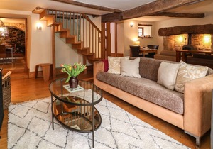 CASTLE COMBE COTTAGE, pet friendly, character holiday cottage in Bath