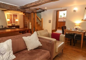 CASTLE COMBE COTTAGE, pet friendly, character holiday cottage in Bath
