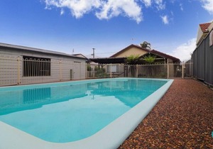 Caves Getaway - pool, beach, DOG friendly & air-conditioned for comfort