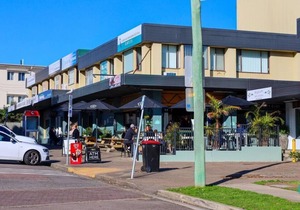 Caves Getaway - pool, beach, DOG friendly & air-conditioned for comfort