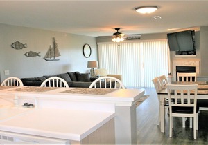Cedar Glen, No steps, beautiful lake view, close to Ball Park and golf courses