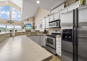 Cedar Heights - Spacious 5 Bdrm Lakeview Condo