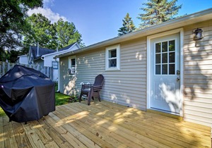 Cedar Home w/ Deck + Grill - Mins. to Lakes!