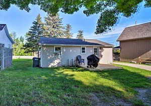 Cedar Home w/ Deck + Grill - Mins. to Lakes!